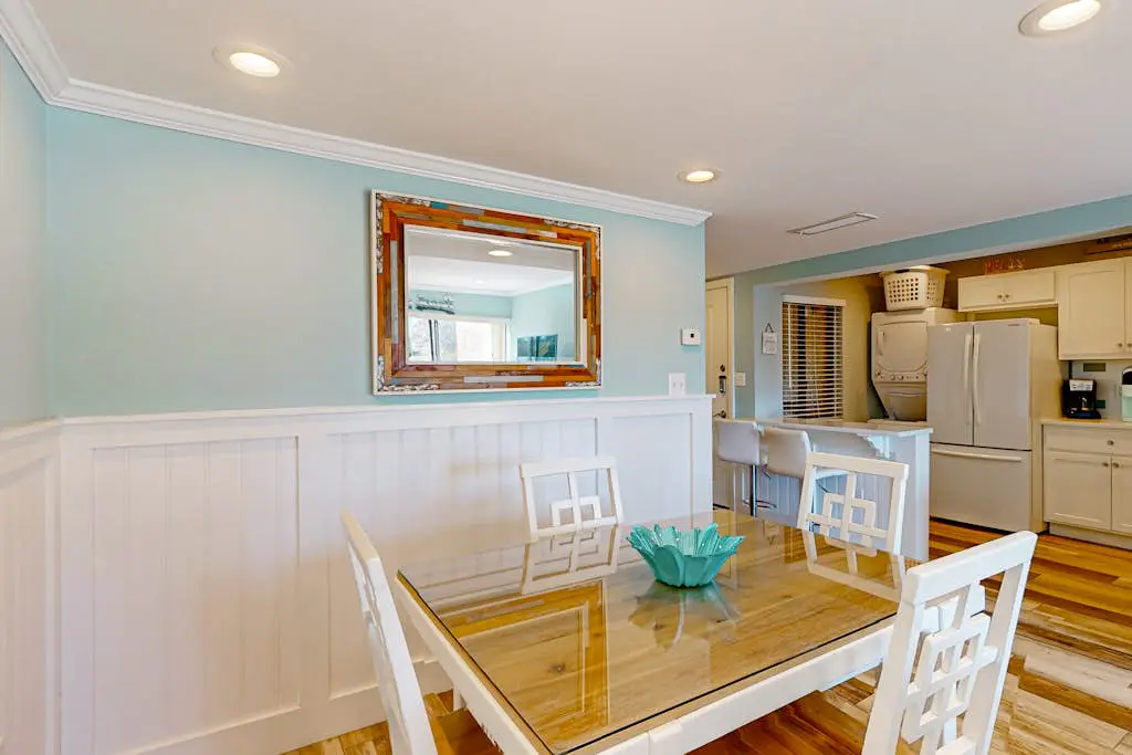 2nd floor Condo, pool, hot tub, pickleball, tennis & close to beach