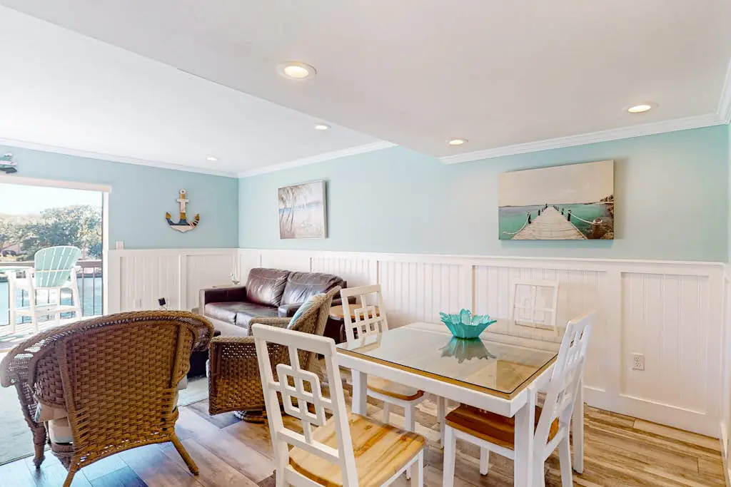 2nd floor Condo, pool, hot tub, pickleball, tennis & close to beach