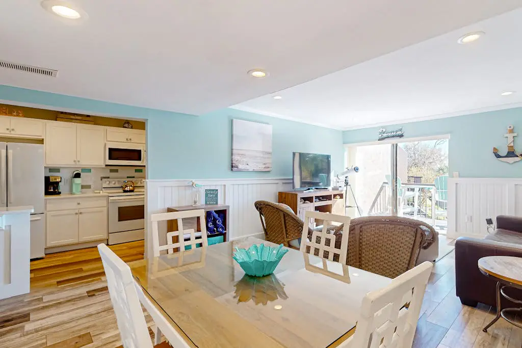 2nd floor Condo, pool, hot tub, pickleball, tennis & close to beach