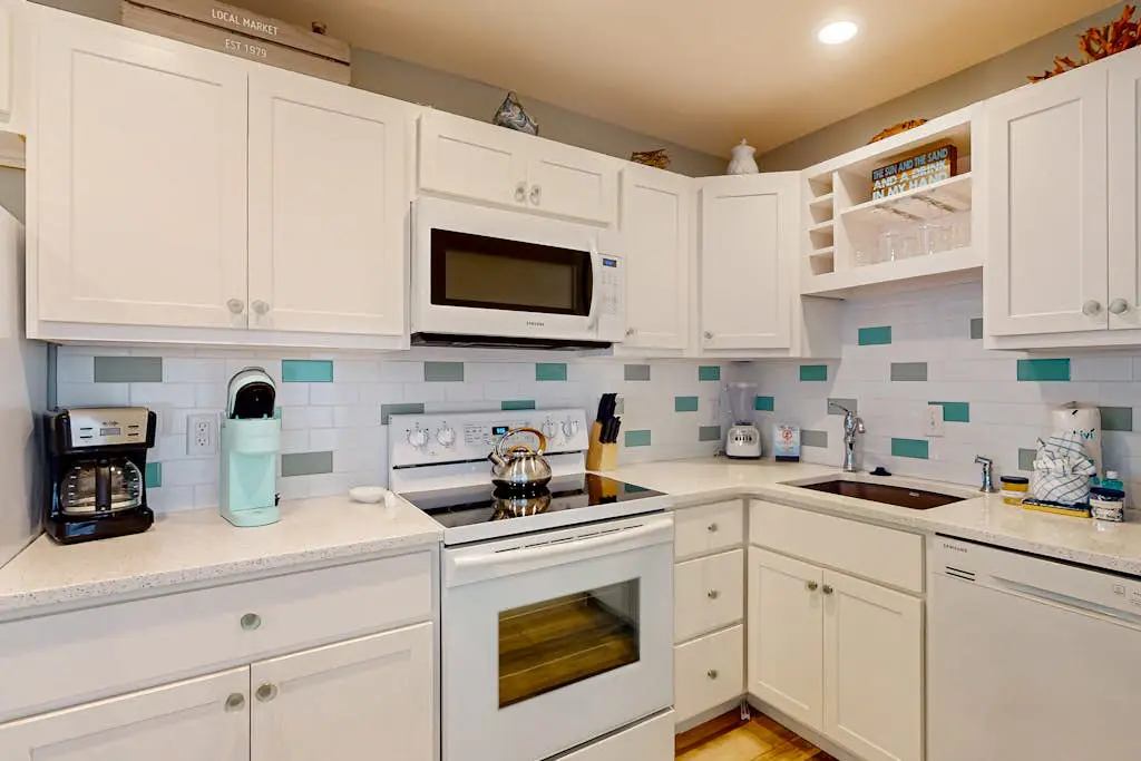 2nd floor Condo, pool, hot tub, pickleball, tennis & close to beach