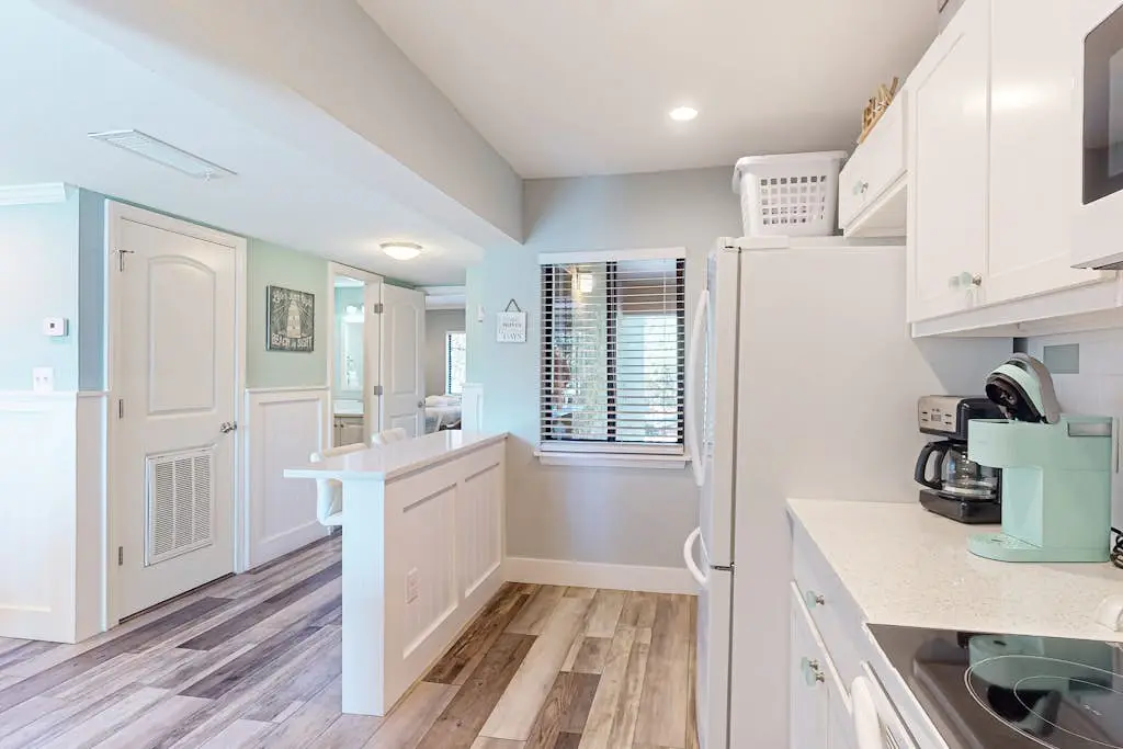 2nd floor Condo, pool, hot tub, pickleball, tennis & close to beach