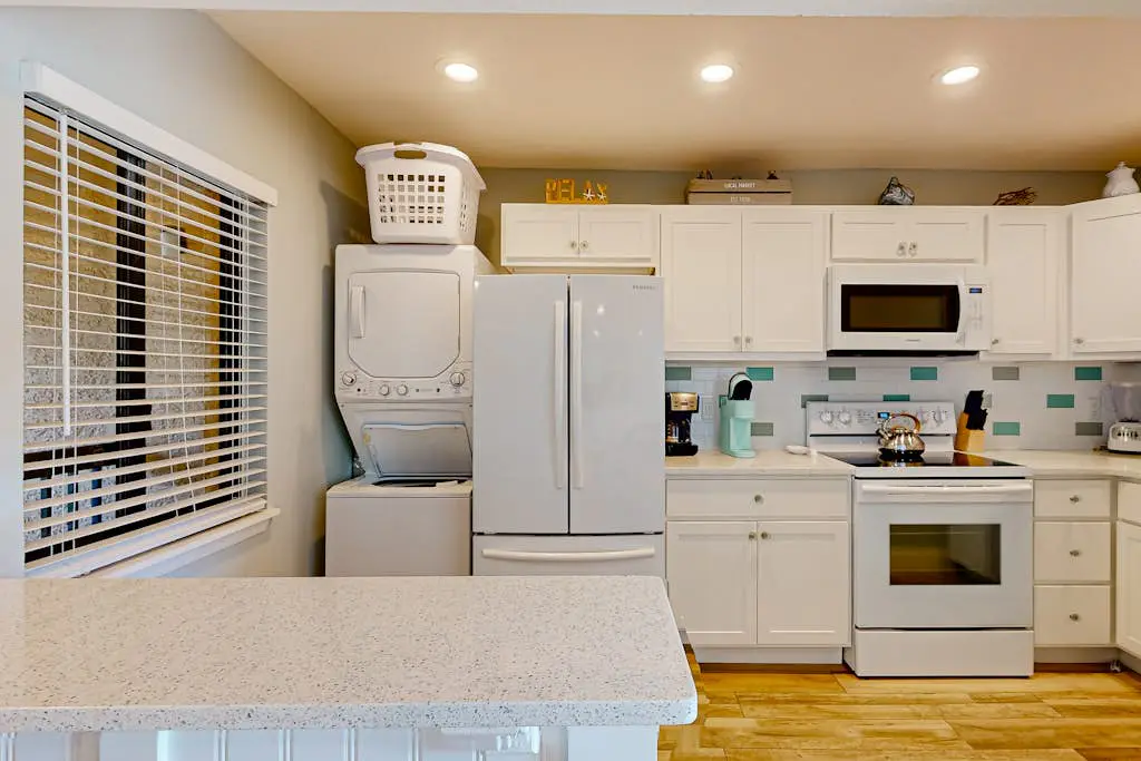 2nd floor Condo, pool, hot tub, pickleball, tennis & close to beach