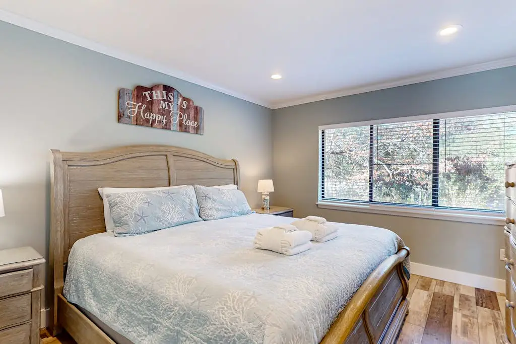 2nd floor Condo, pool, hot tub, pickleball, tennis & close to beach