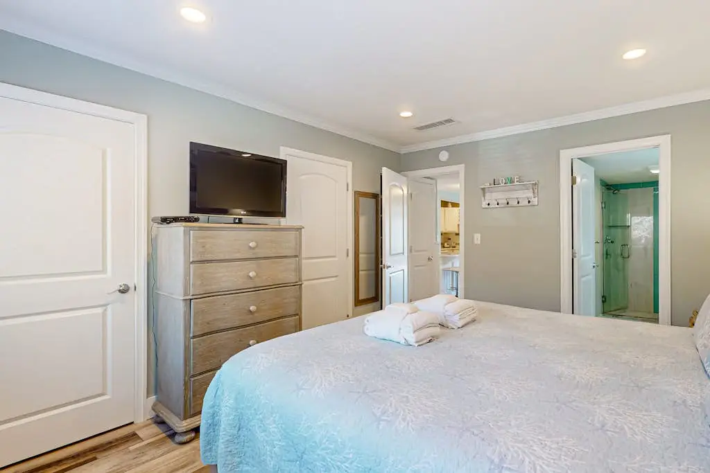 2nd floor Condo, pool, hot tub, pickleball, tennis & close to beach