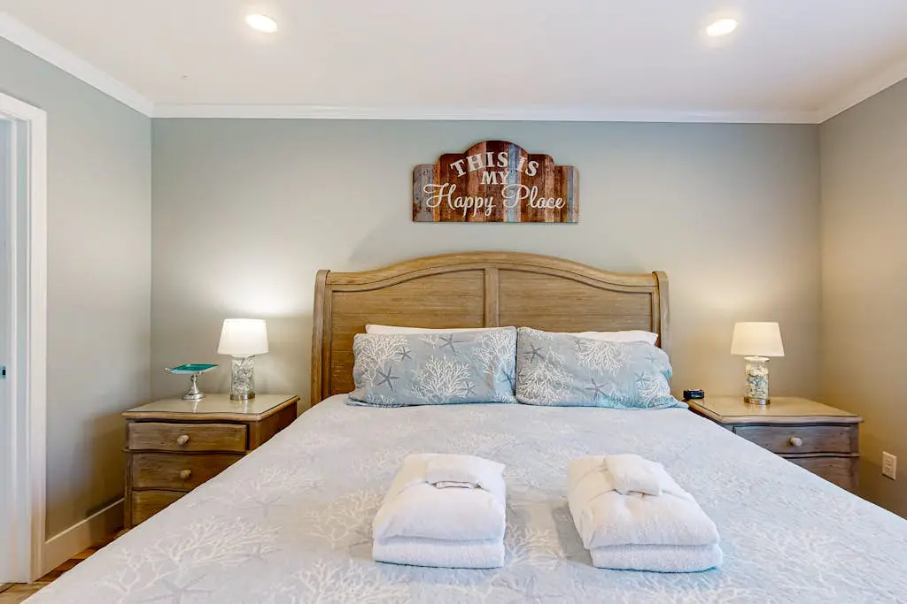 2nd floor Condo, pool, hot tub, pickleball, tennis & close to beach