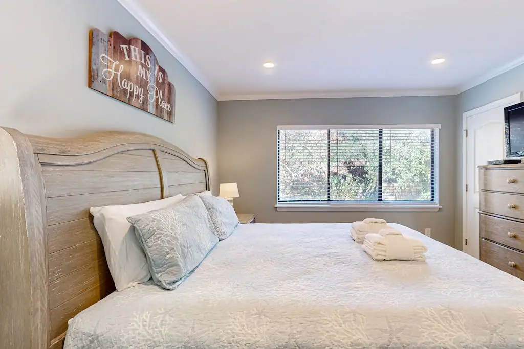 2nd floor Condo, pool, hot tub, pickleball, tennis & close to beach