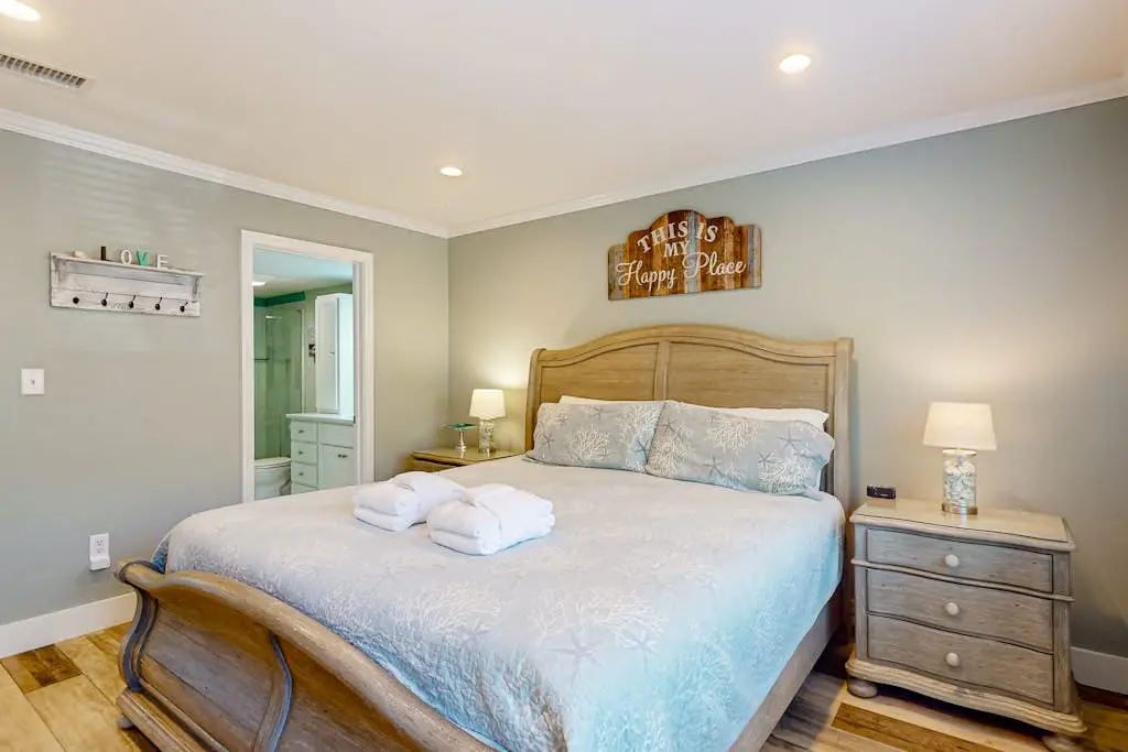 2nd floor Condo, pool, hot tub, pickleball, tennis & close to beach