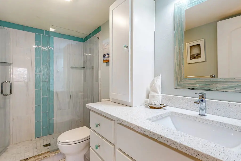 2nd floor Condo, pool, hot tub, pickleball, tennis & close to beach