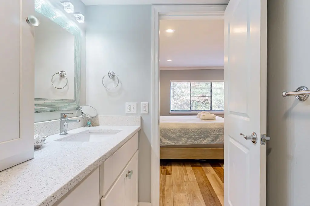 2nd floor Condo, pool, hot tub, pickleball, tennis & close to beach