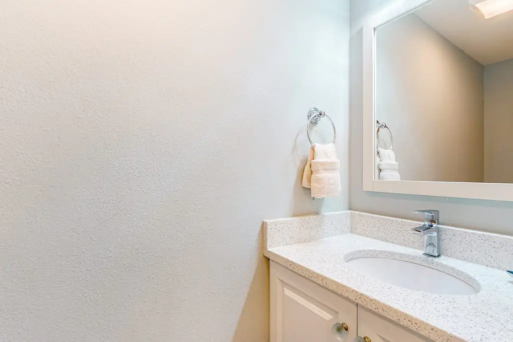 2nd floor Condo, pool, hot tub, pickleball, tennis & close to beach