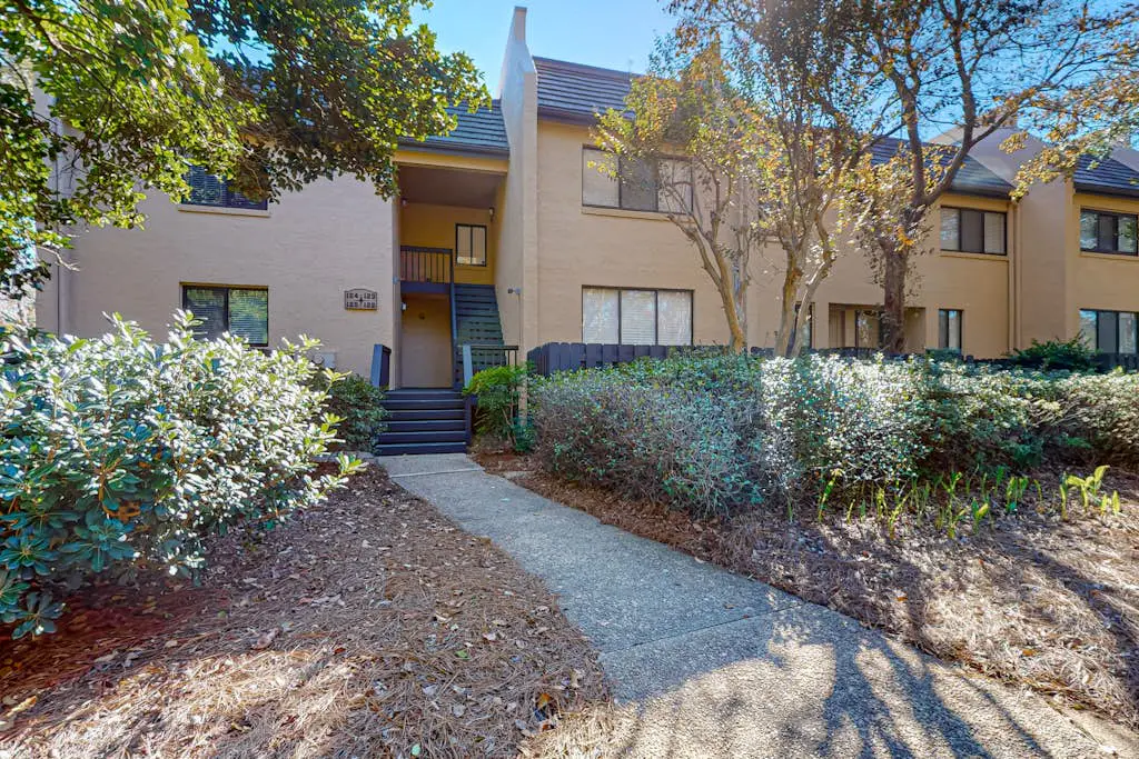 2nd floor Condo, pool, hot tub, pickleball, tennis & close to beach