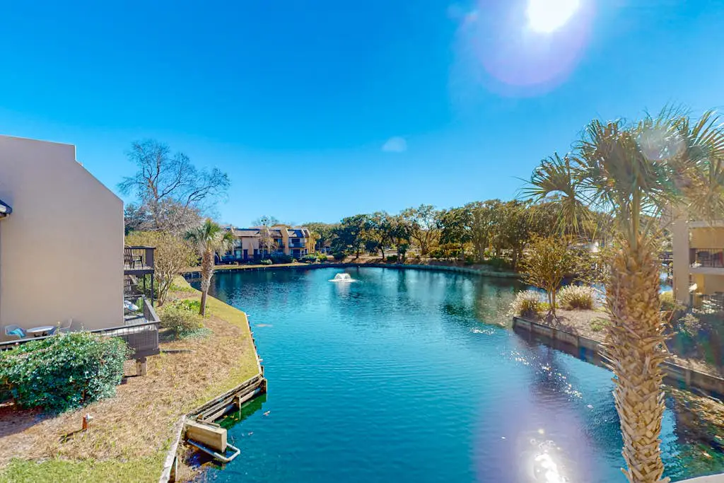 2nd floor Condo, pool, hot tub, pickleball, tennis & close to beach