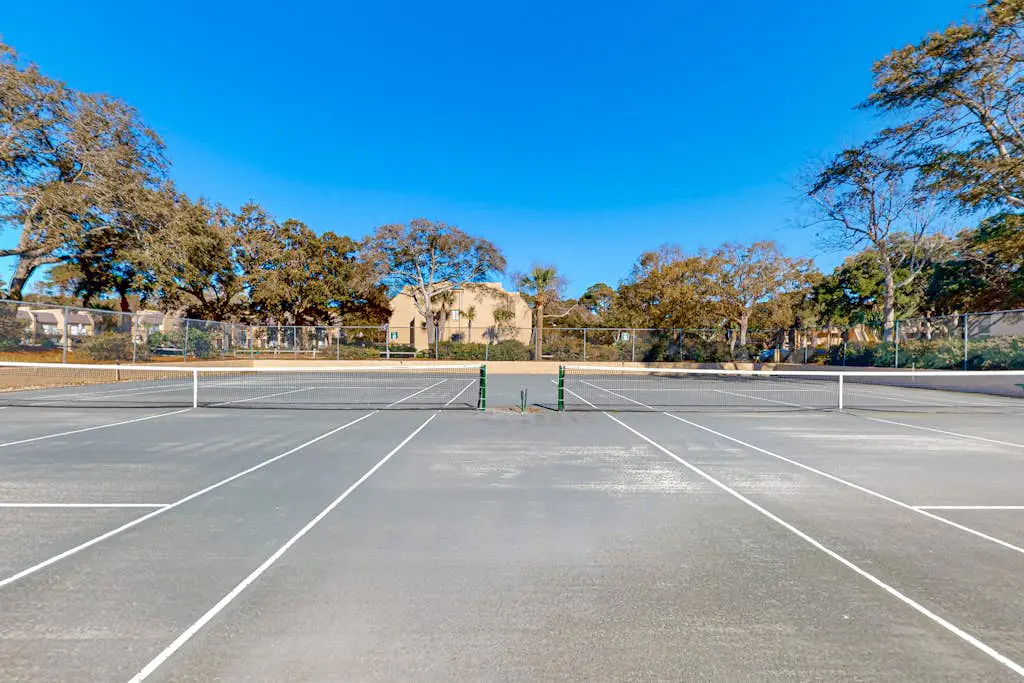 2nd floor Condo, pool, hot tub, pickleball, tennis & close to beach