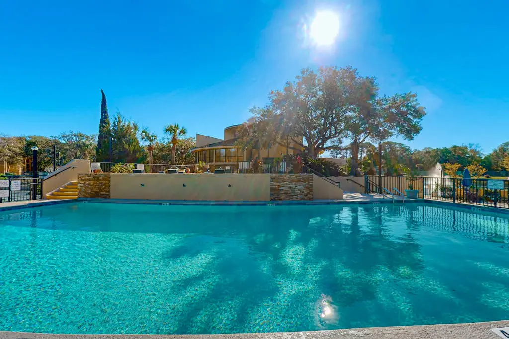 2nd floor Condo, pool, hot tub, pickleball, tennis & close to beach