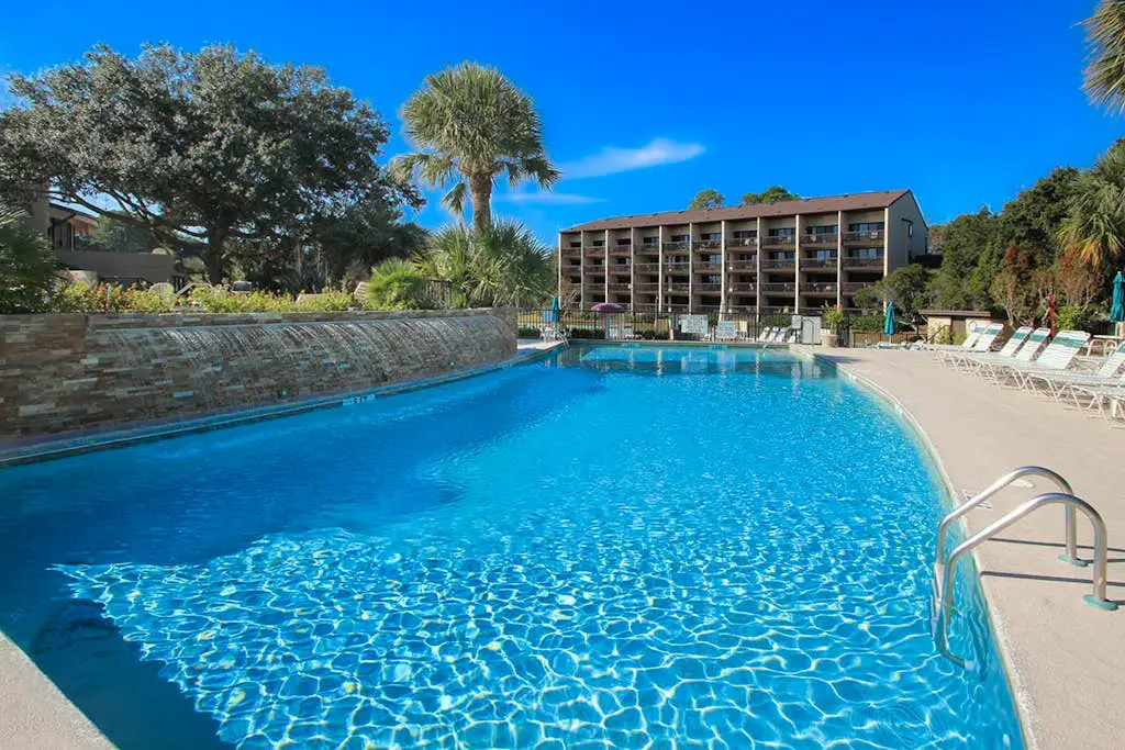 2nd floor Condo, pool, hot tub, pickleball, tennis & close to beach