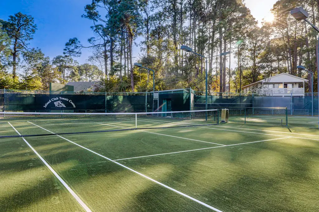 2nd floor Condo, pool, hot tub, pickleball, tennis & close to beach