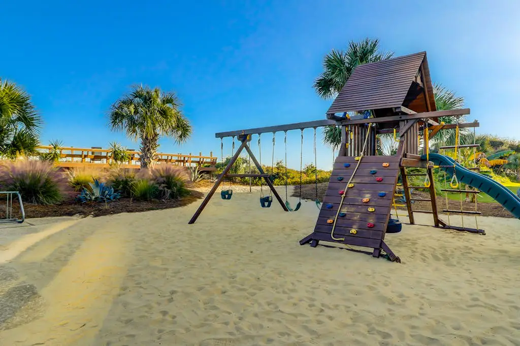 2nd floor Condo, pool, hot tub, pickleball, tennis & close to beach