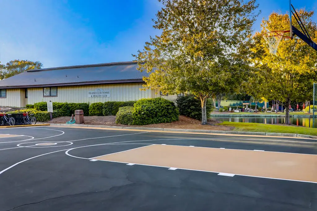 2nd floor Condo, pool, hot tub, pickleball, tennis & close to beach