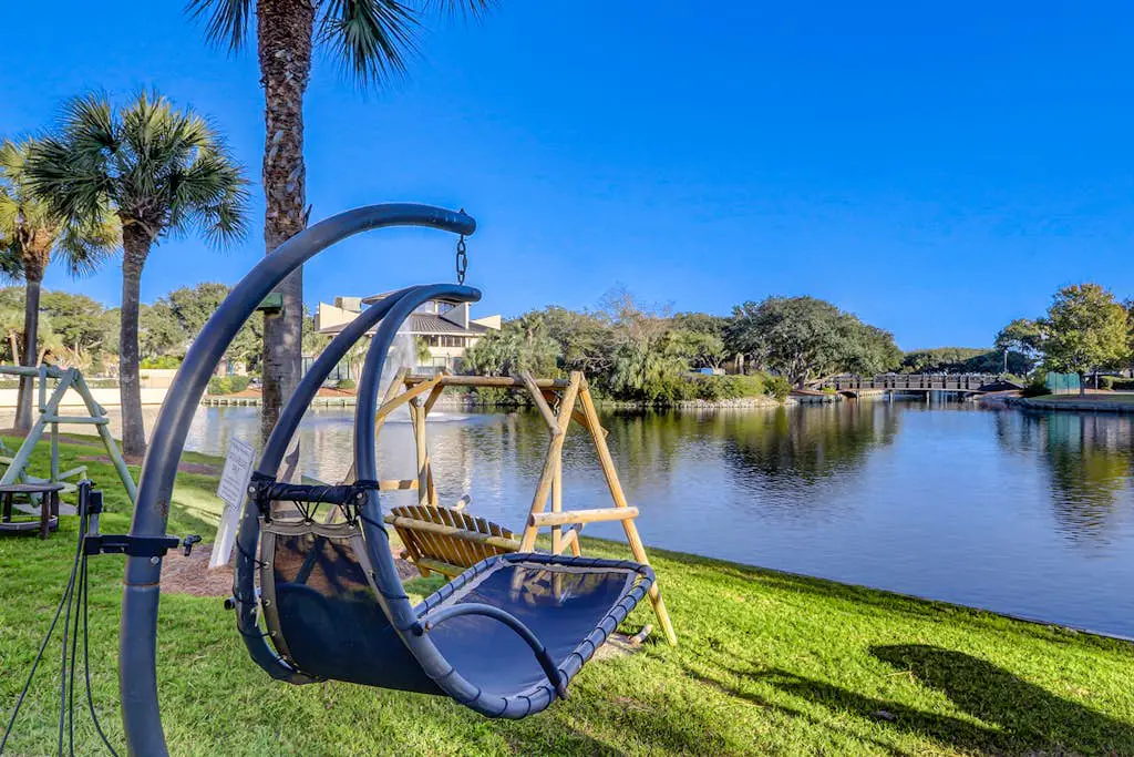 2nd floor Condo, pool, hot tub, pickleball, tennis & close to beach