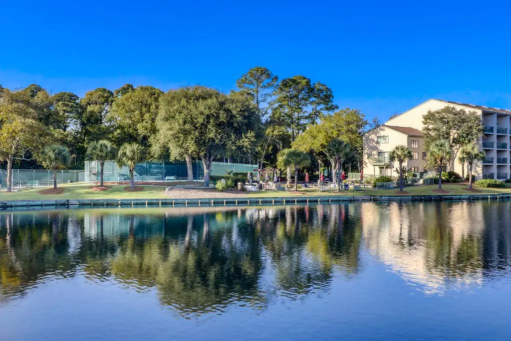 2nd floor Condo, pool, hot tub, pickleball, tennis & close to beach