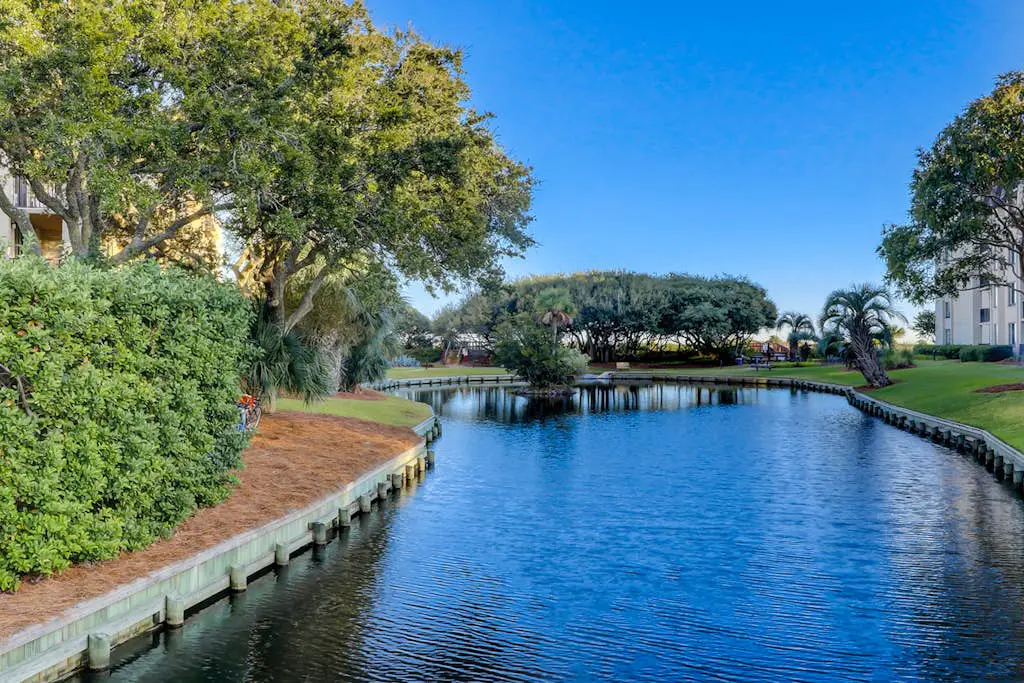 2nd floor Condo, pool, hot tub, pickleball, tennis & close to beach