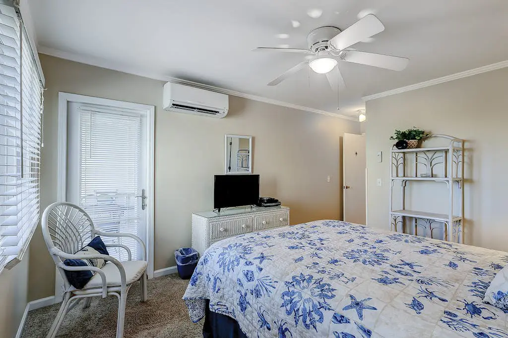 Relaxing ocean-view condo with on-site pool, private balcony & central AC