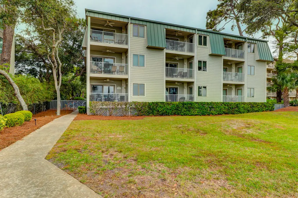 Relaxing ocean-view condo with on-site pool, private balcony & central AC