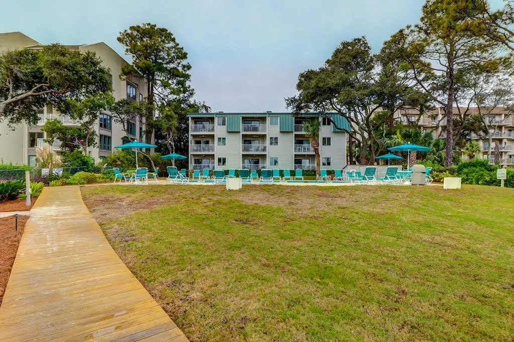 Relaxing ocean-view condo with on-site pool, private balcony & central AC