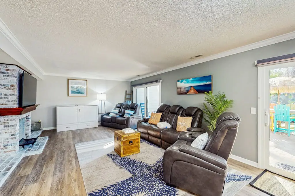 Spacious townhome w/ balcony, desk + monitor, W/D  & near beach