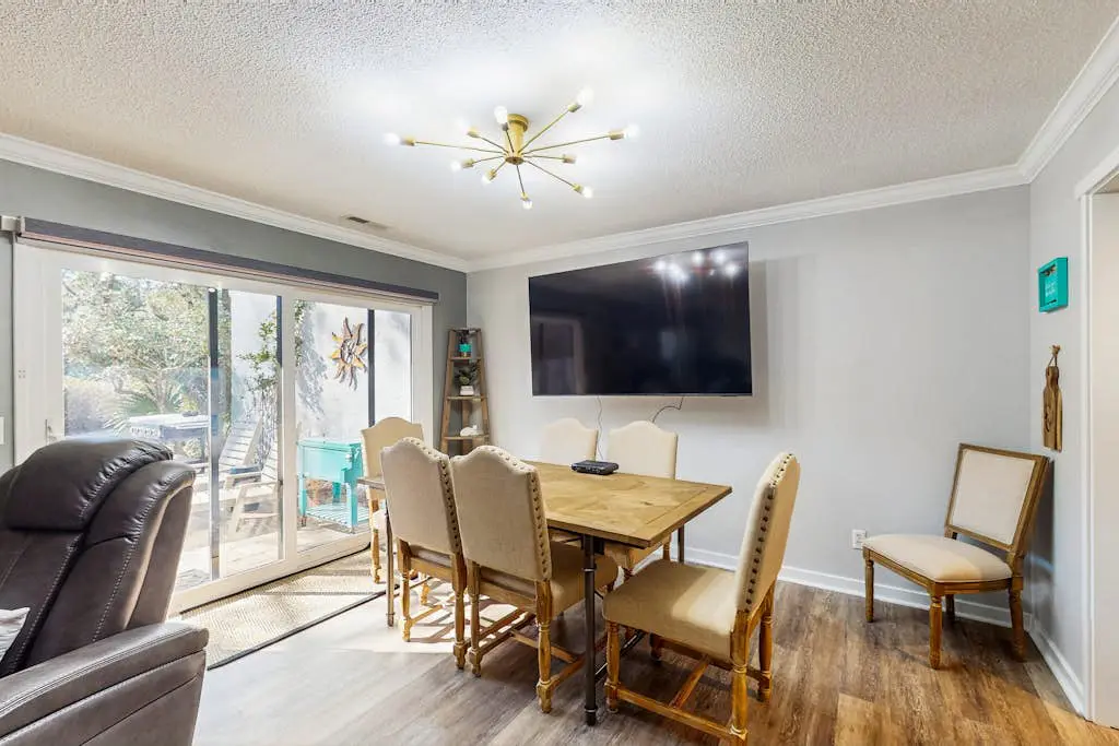 Spacious townhome w/ balcony, desk + monitor, W/D  & near beach