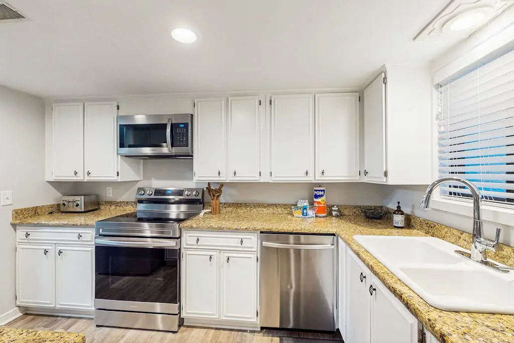 Spacious townhome w/ balcony, desk + monitor, W/D  & near beach