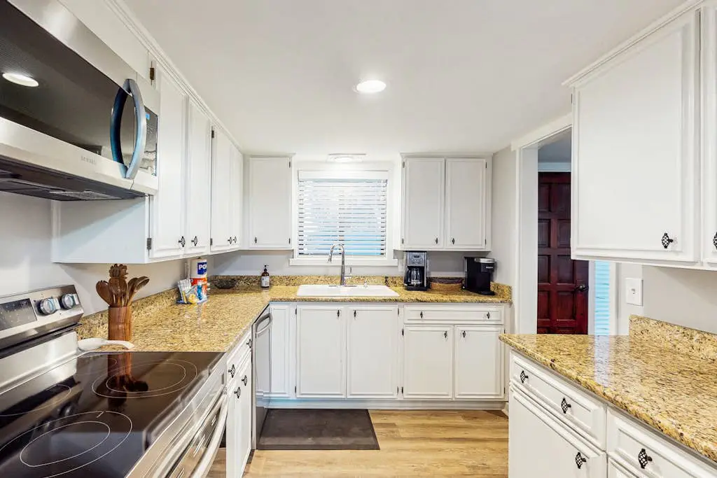 Spacious townhome w/ balcony, desk + monitor, W/D  & near beach