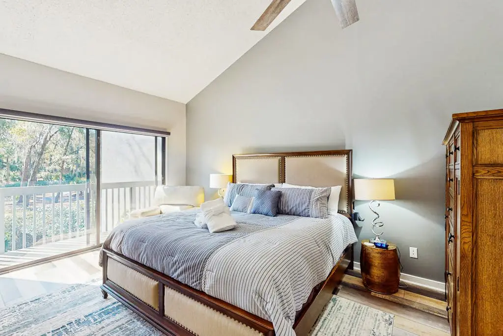 Spacious townhome w/ balcony, desk + monitor, W/D  & near beach
