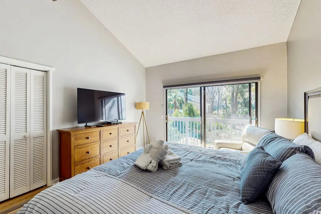 Spacious townhome w/ balcony, desk + monitor, W/D  & near beach