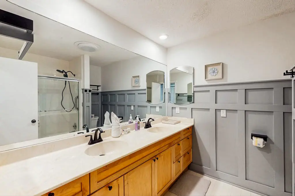 Spacious townhome w/ balcony, desk + monitor, W/D  & near beach