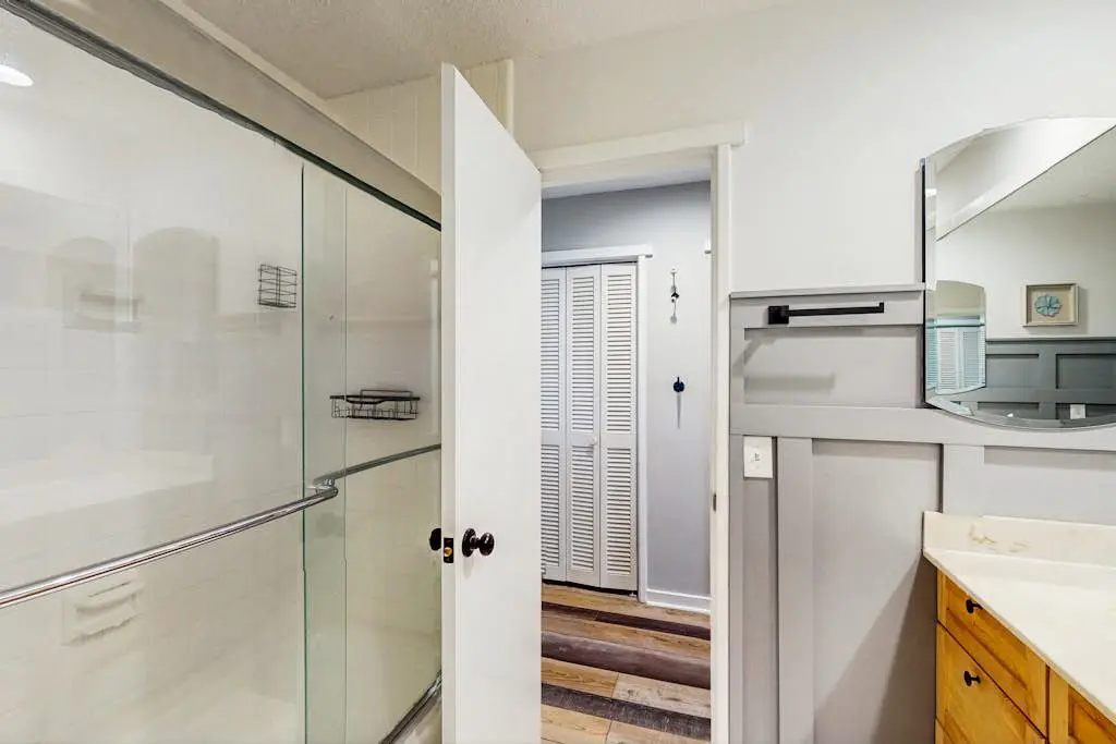 Spacious townhome w/ balcony, desk + monitor, W/D  & near beach