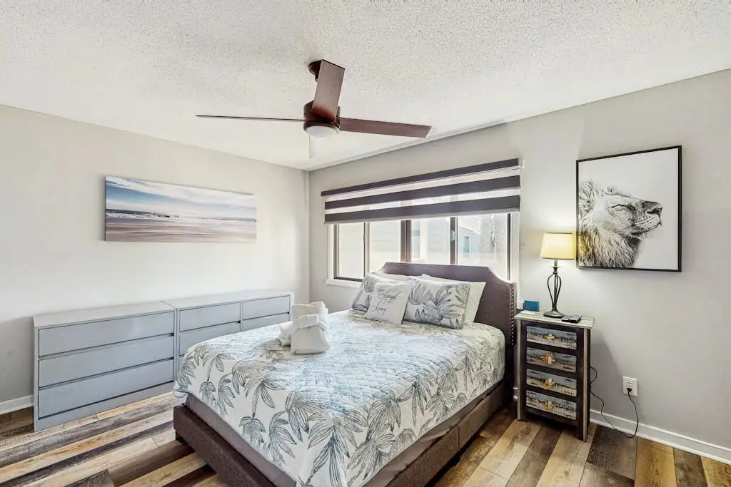 Spacious townhome w/ balcony, desk + monitor, W/D  & near beach