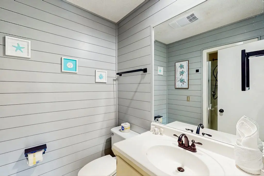 Spacious townhome w/ balcony, desk + monitor, W/D  & near beach