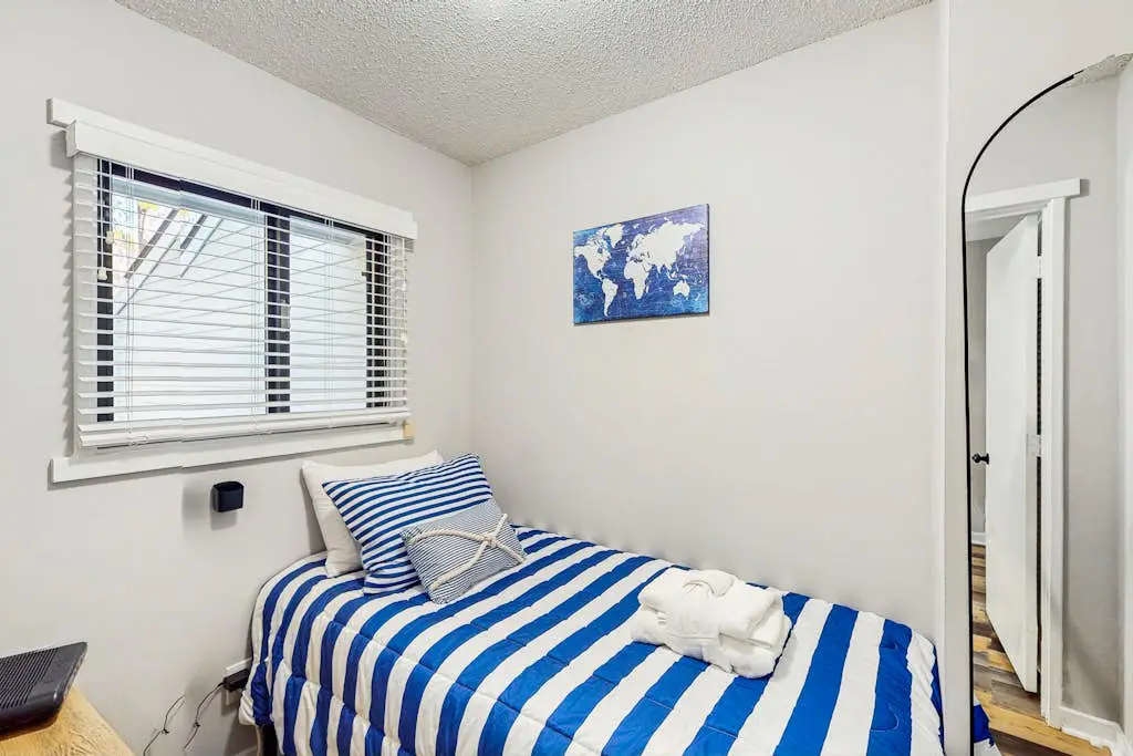 Spacious townhome w/ balcony, desk + monitor, W/D  & near beach
