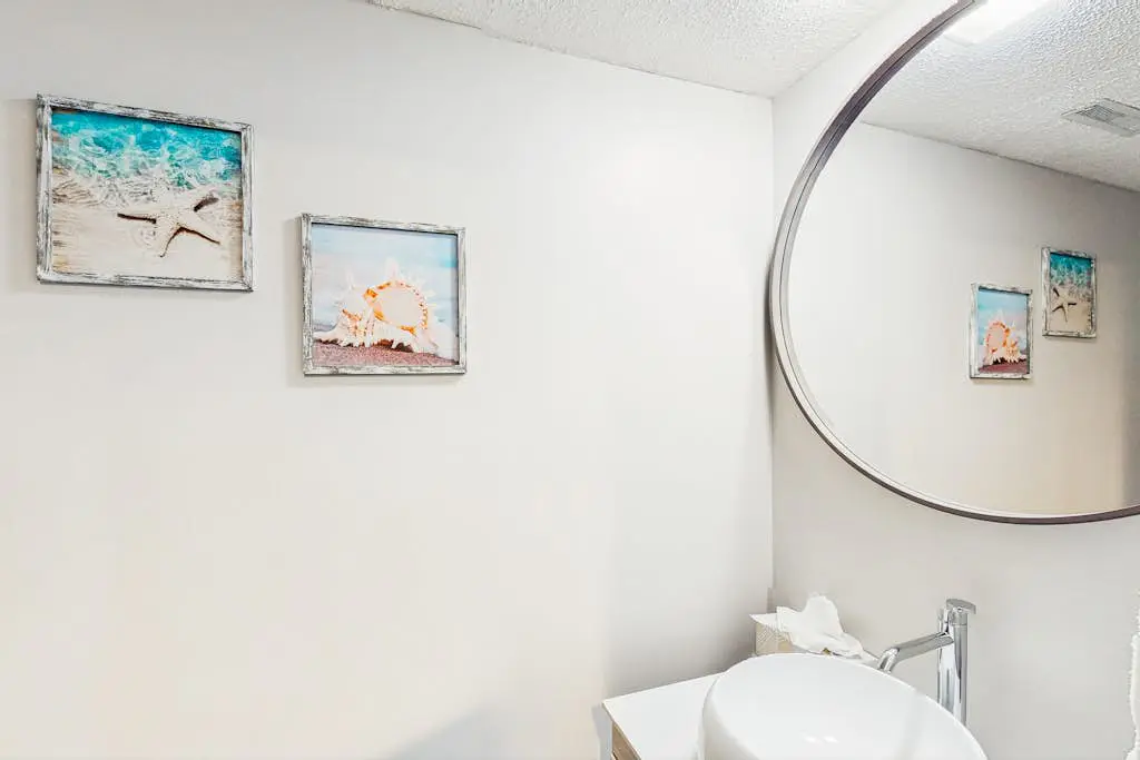 Spacious townhome w/ balcony, desk + monitor, W/D  & near beach