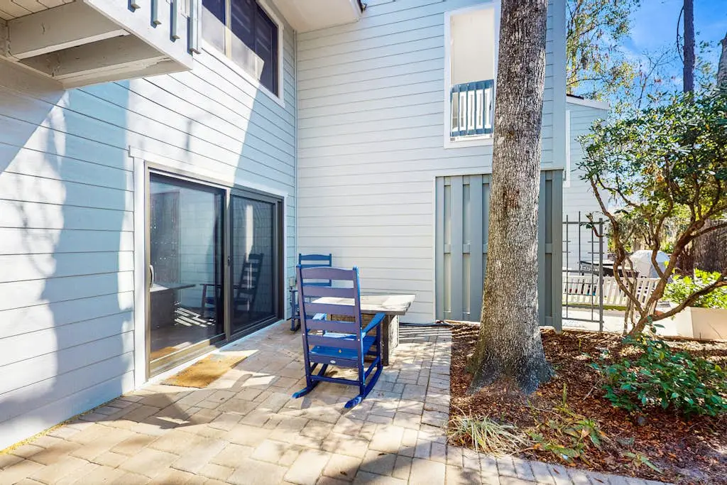 Spacious townhome w/ balcony, desk + monitor, W/D  & near beach