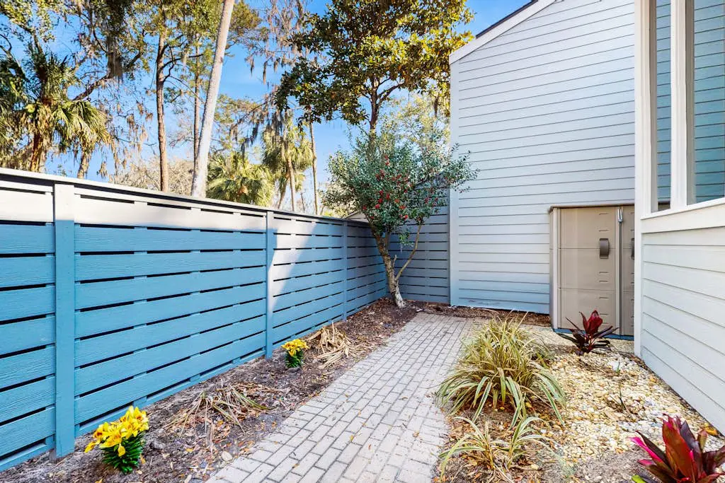 Spacious townhome w/ balcony, desk + monitor, W/D  & near beach
