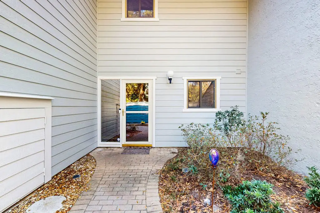 Spacious townhome w/ balcony, desk + monitor, W/D  & near beach