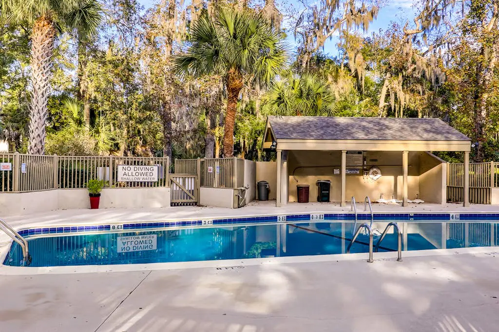 Spacious townhome w/ balcony, desk + monitor, W/D  & near beach