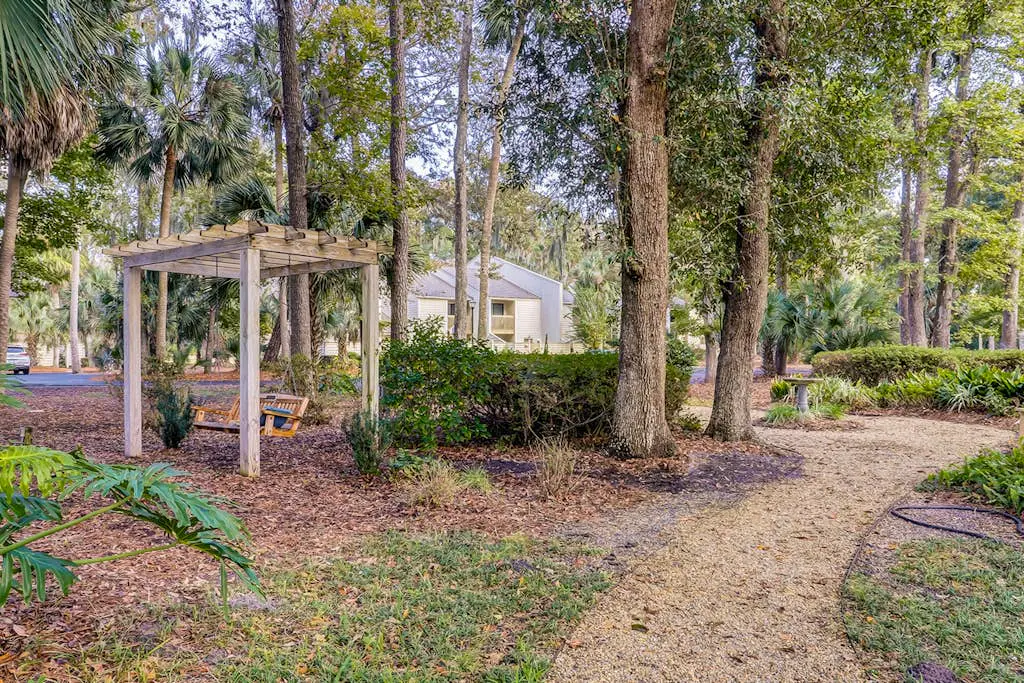 Spacious townhome w/ balcony, desk + monitor, W/D  & near beach