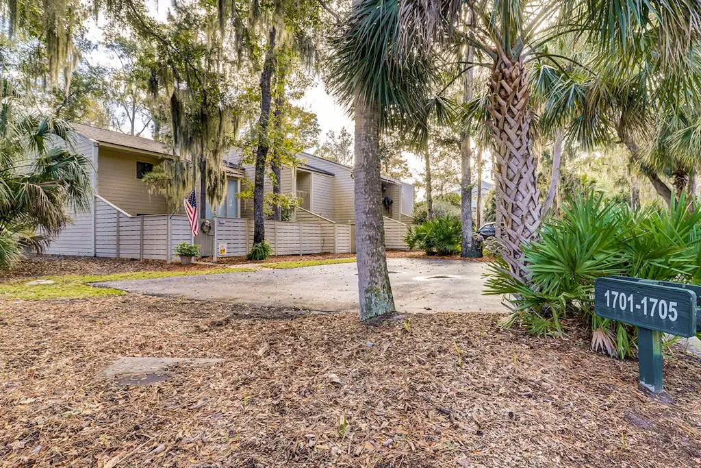 Spacious townhome w/ balcony, desk + monitor, W/D  & near beach