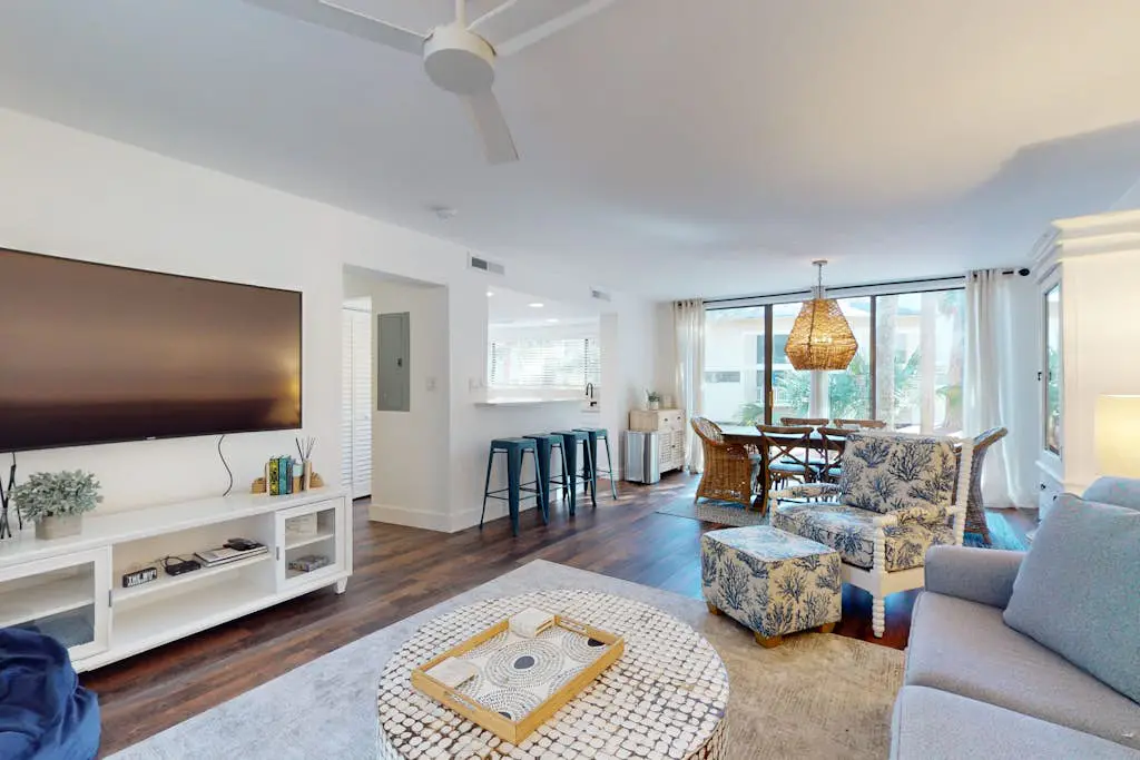Beautiful updated condo- On-site pool, blocks from beach and Coligny Plaza