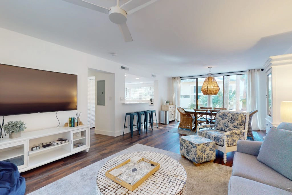 Beautiful updated condo- On-site pool, blocks from beach and Coligny Plaza