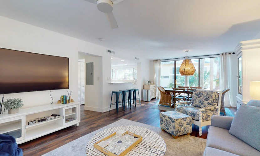 Beautiful updated condo- On-site pool, blocks from beach and Coligny Plaza