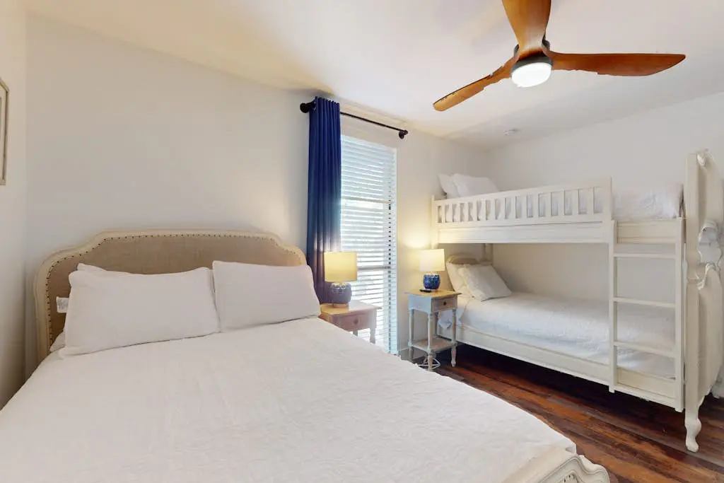 Beautiful updated condo- On-site pool, blocks from beach and Coligny Plaza